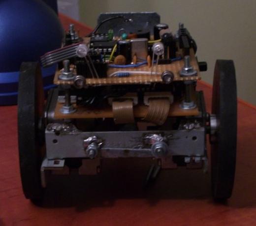 Small three-wheel vehicle controlled by IR TV remote controller